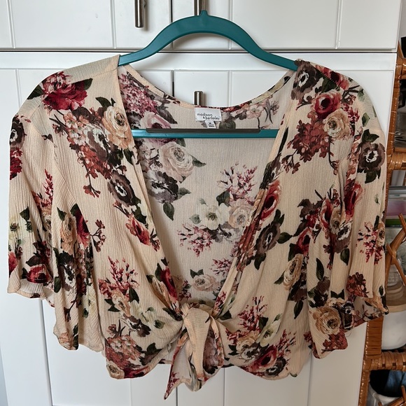 Cropped front tie floral top, very cute on. Light weight material, size M - Picture 2 of 3